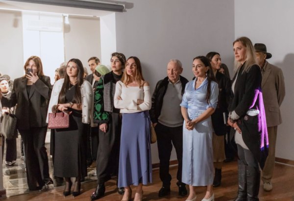 Heydər Əliyev Fondunun vitse-prezidenti Leyla Əliyeva və Bakı Media Mərkəzinin prezidenti Arzu Əliyeva “Xəyal etmək azadlığı” sərgisində iştirak ediblər (FOTO)