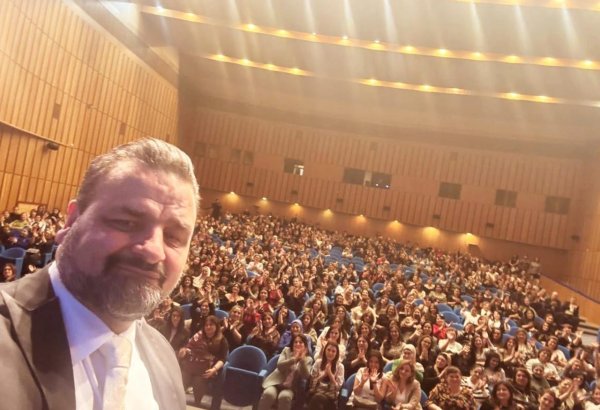 “8 mart” selfisi - Samir Cəfərov bayramı neftçi qadınlarla qeyd etdi (FOTO)