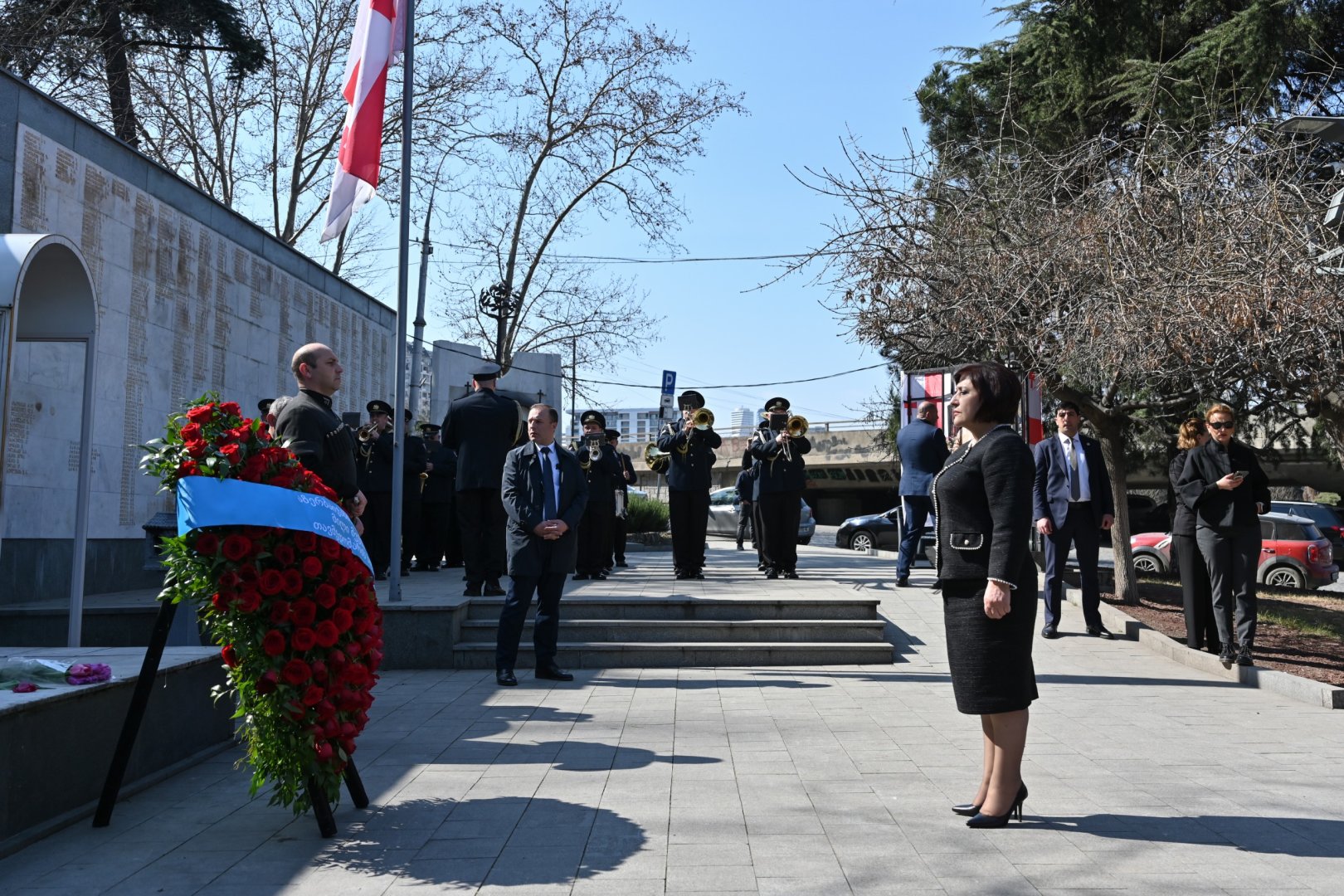 Milli Məclisin sədri Tbilisidə Ulu Öndər Heydər Əliyevin abidəsini ziyarət edib (FOTO)