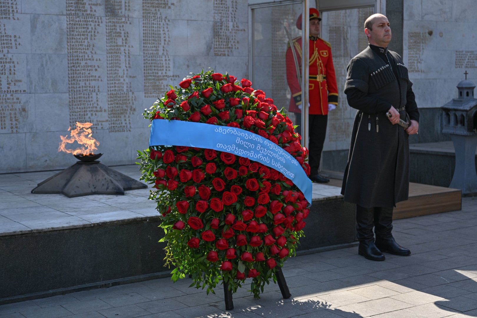 Milli Məclisin sədri Tbilisidə Ulu Öndər Heydər Əliyevin abidəsini ziyarət edib (FOTO)