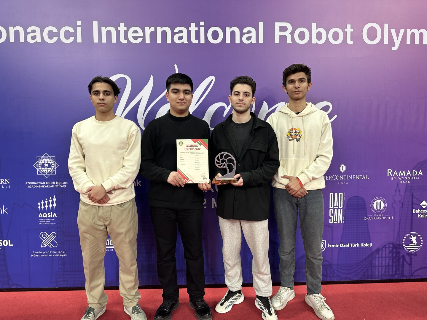 UNEC tələbəsinin komandası Beynəlxalq Robot Olimpiadasının Azərbaycan turunun qalibi oldu! (FOTO)