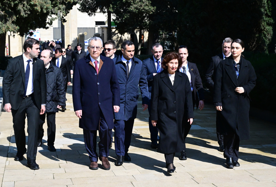 Şimali Makedoniya Prezidenti Fəxri xiyabanda Ulu Öndər Heydər Əliyevin xatirəsini anıb (FOTO)