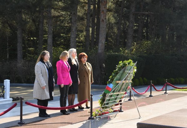 Estoniyalı parlamentarilər Ulu Öndər Heydər Əliyevin məzarını və Zəfər parkını ziyarət ediblər (FOTO)