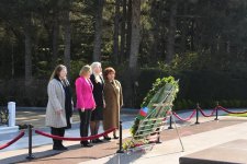 Estoniyalı parlamentarilər Ulu Öndər Heydər Əliyevin məzarını və Zəfər parkını ziyarət ediblər (FOTO)