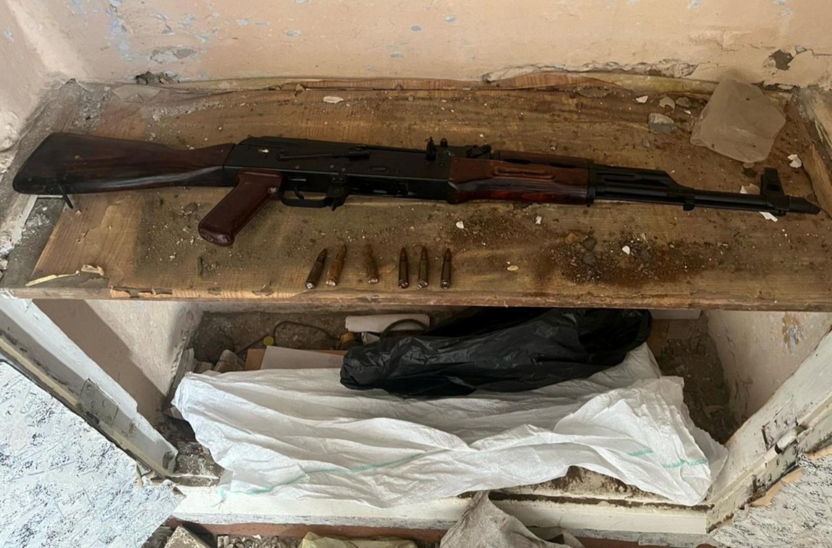Penitensiar xidmət və DİN Bakıda əməliyyat keçirib, silah aşkar edilib (FOTO)