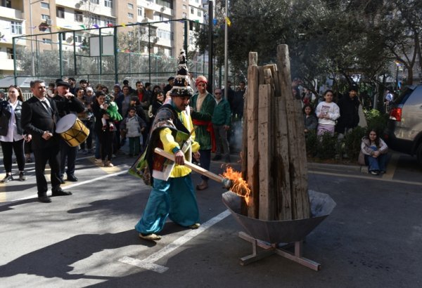 Paytaxtın abad məhəllələrindəki Novruz şənlikləri davam edir (FOTO)