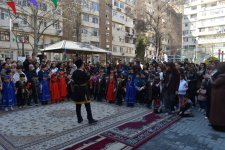 Paytaxtın abad məhəllələrindəki Novruz şənlikləri davam edir (FOTO)