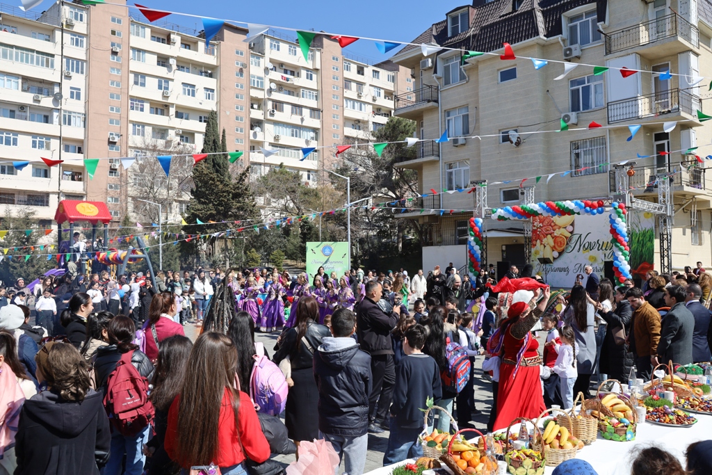 Paytaxtın abad məhəllələrindəki Novruz şənlikləri davam edir (FOTO)