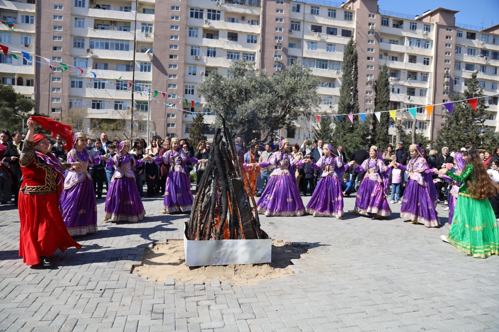 Paytaxtın abad məhəllələrindəki Novruz şənlikləri davam edir (FOTO)