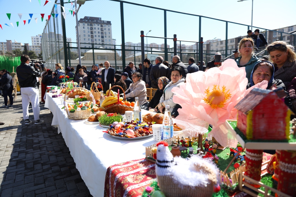 Paytaxtın abad məhəllələrindəki Novruz şənlikləri davam edir (FOTO)