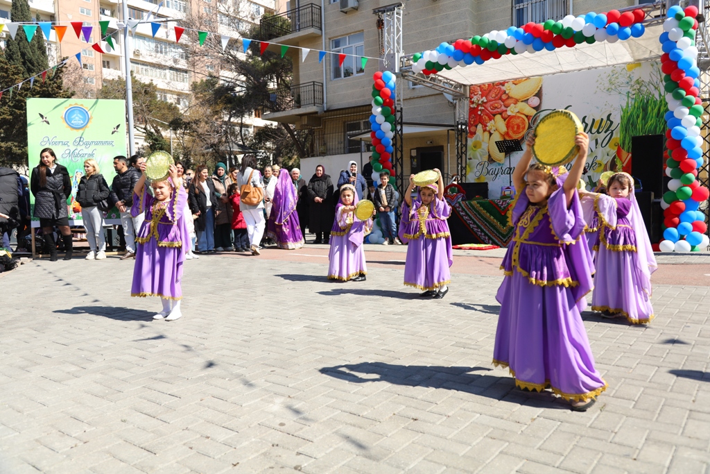 Paytaxtın abad məhəllələrindəki Novruz şənlikləri davam edir (FOTO)