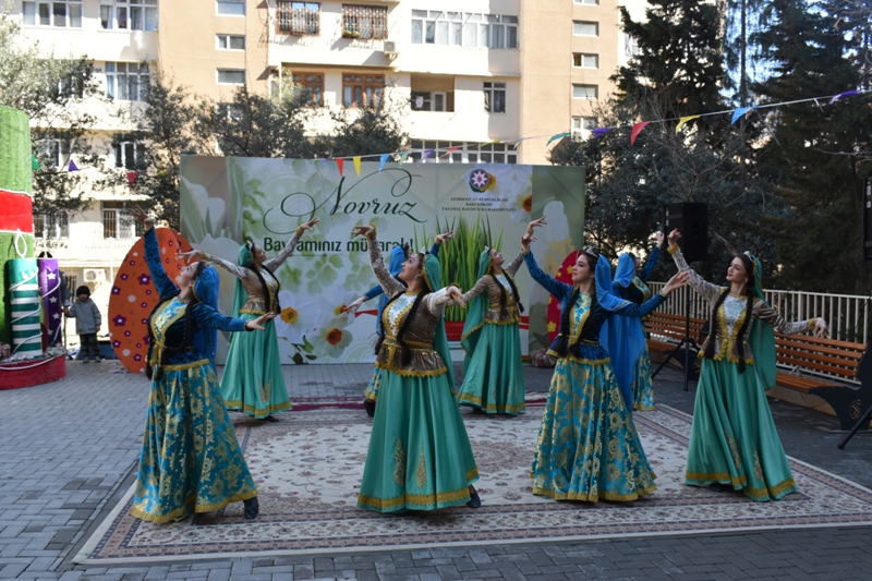 Paytaxtın abad məhəllələrindəki Novruz şənlikləri davam edir (FOTO)