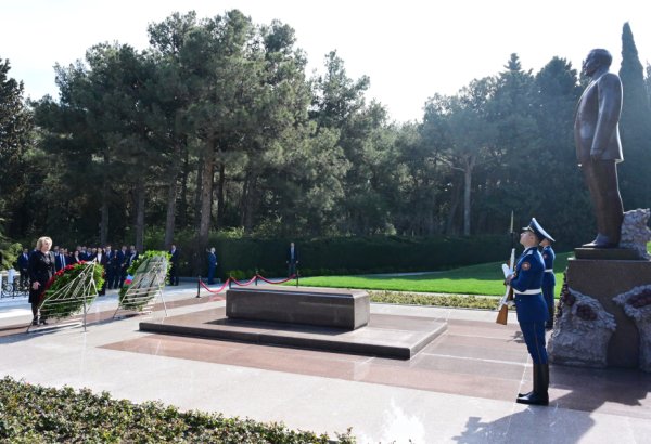 Rusiya Federal Məclisi Federasiya Şurasının sədri Ulu Öndərin məzarını ziyarət edib (FOTO)