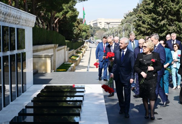 Rusiya Federal Məclisi Federasiya Şurasının sədri Şəhidlər xiyabanını ziyarət edib (FOTO)
