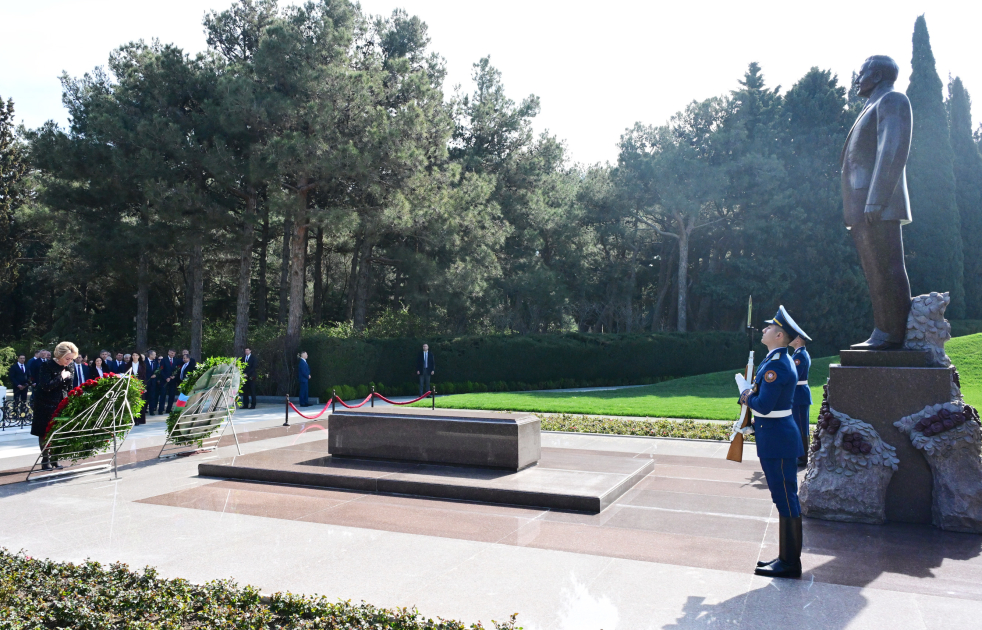 Rusiya Federal Məclisi Federasiya Şurasının sədri Ulu Öndərin məzarını ziyarət edib (FOTO)