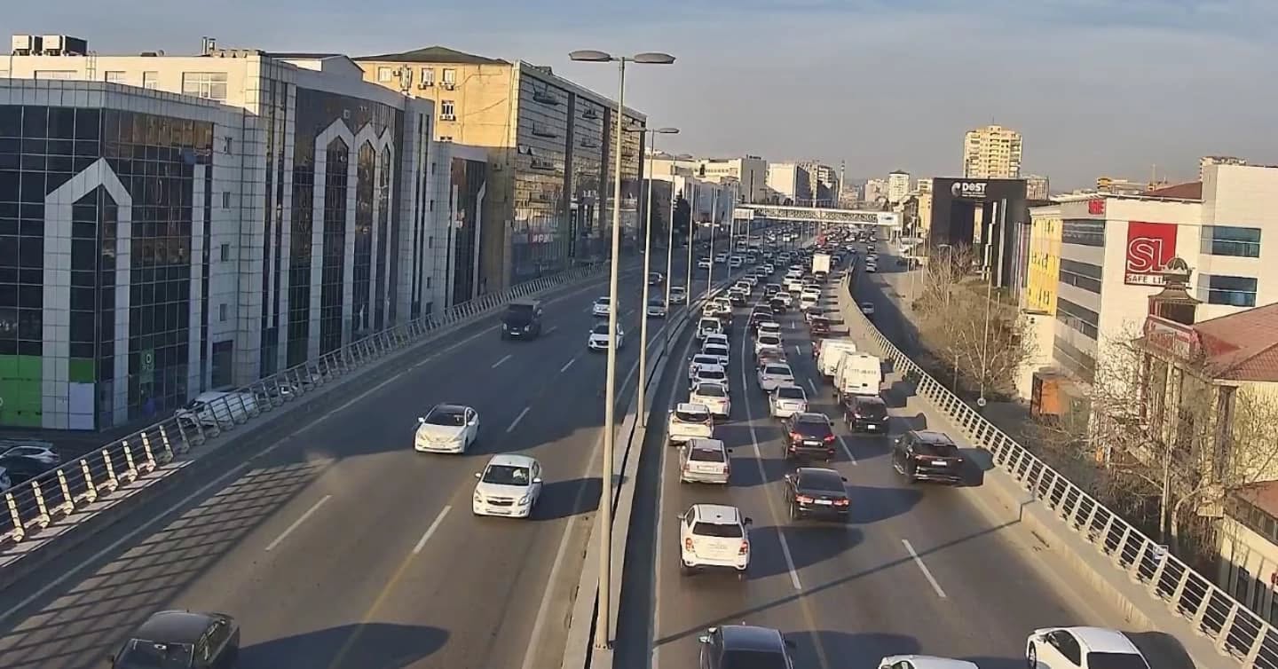 Sürücülərin NƏZƏRİNƏ: Bakıda bu yollarda sıxlıq var - SİYAHI (FOTO)