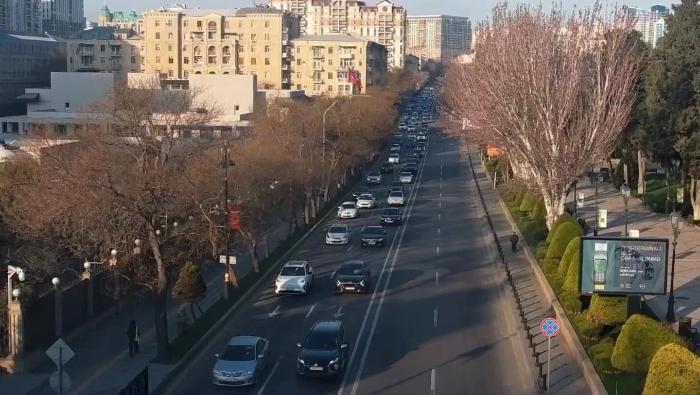 Sürücülərin NƏZƏRİNƏ: Bakıda bu yollarda sıxlıq var - SİYAHI (FOTO)