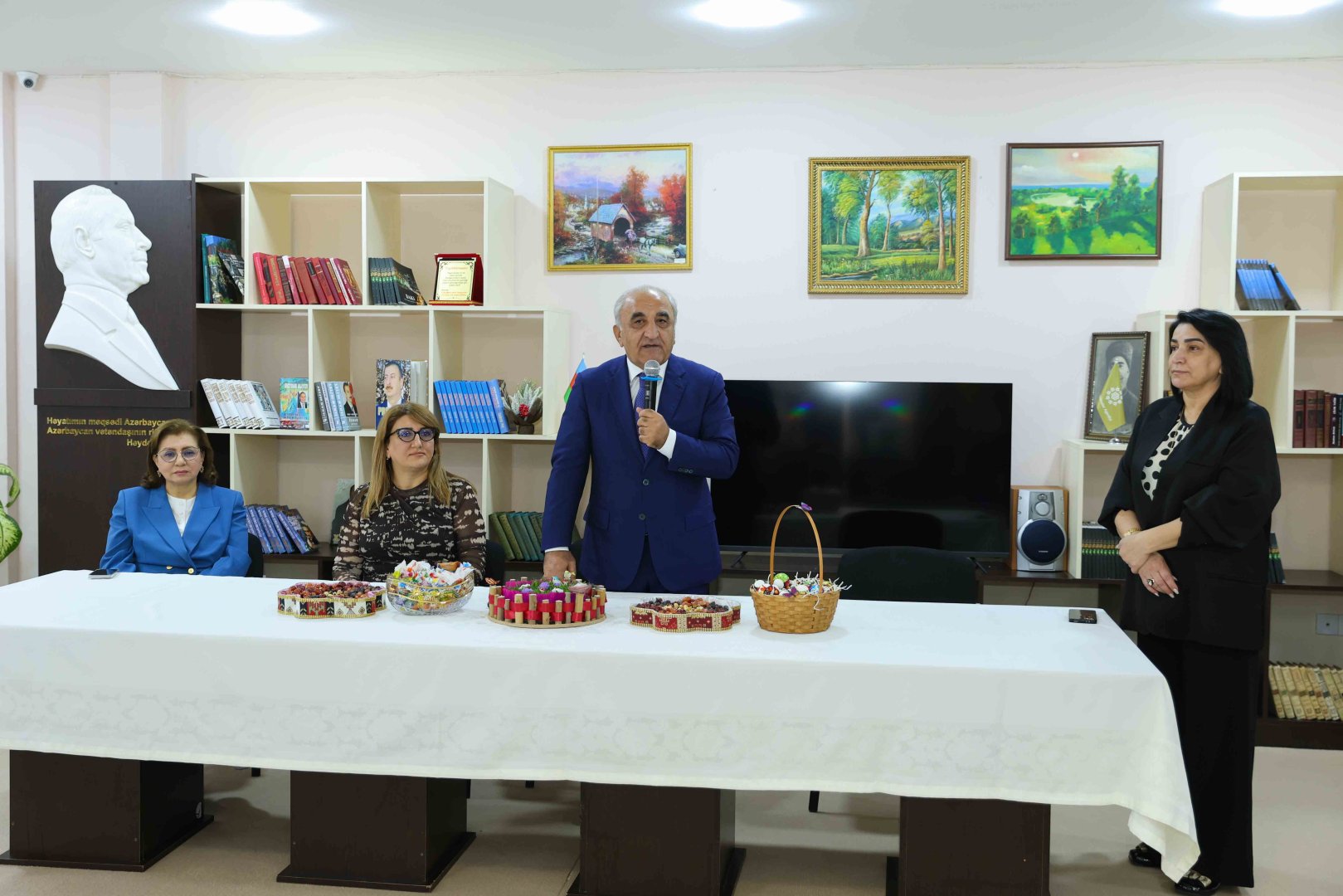 UNEC kollektivi İlaxır çərşənbəni “Ahıllar Evi”ndə qeyd edib (FOTO)