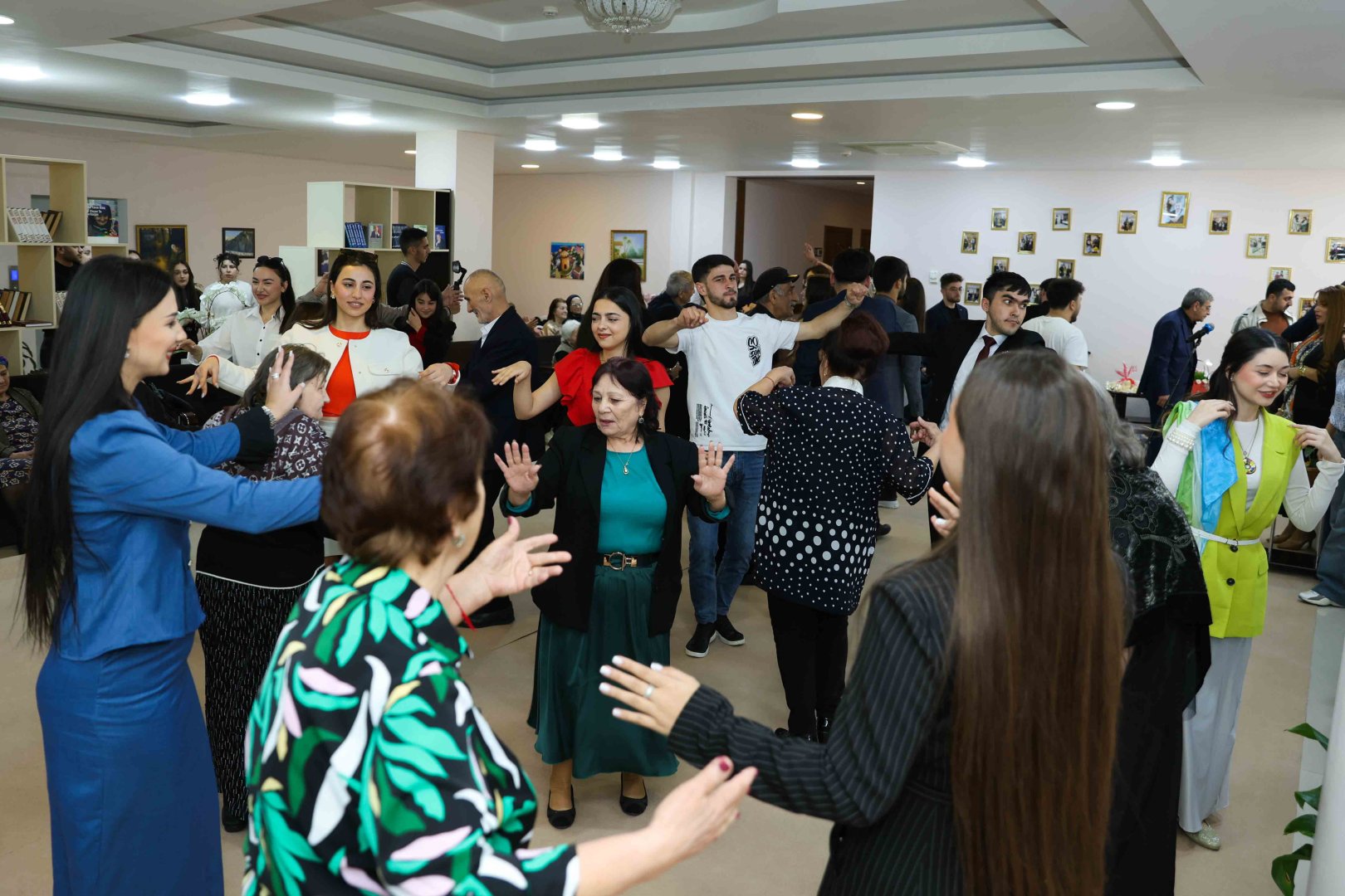 UNEC kollektivi İlaxır çərşənbəni “Ahıllar Evi”ndə qeyd edib (FOTO)