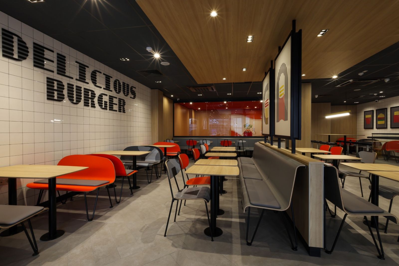 “İnşaatçılar” metrosunun yaxınlığında yeni “McDonald’s” restoranı açılıb (FOTO/VİDEO)