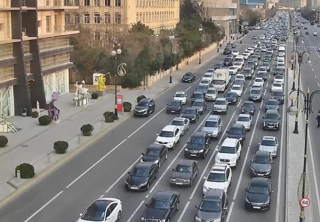 Sürücülərin NƏZƏRİNƏ: Bakıda bu yollarda sıxlıq var - SİYAHI (FOTO)