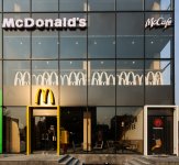 “İnşaatçılar” metrosunun yaxınlığında yeni “McDonald’s” restoranı açılıb (FOTO/VİDEO)