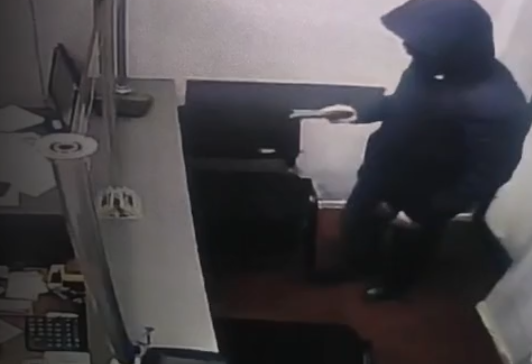 Bakıda maskalı şəxs lombarda basqın etdi, iki nəfəri ölümlə hədələdi (VİDEO)