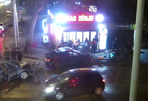 Binəqədidə avtomobil işıqfora çırpıldı