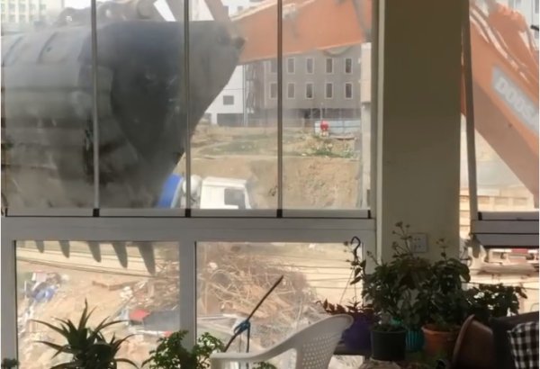 Yasamalda aparılan söküntü işləri dayandırılıb, şirkətin nümayəndəsi polis bölməsinə dəvət olunub (VİDEO) (ƏLAVƏ OLUNUB)