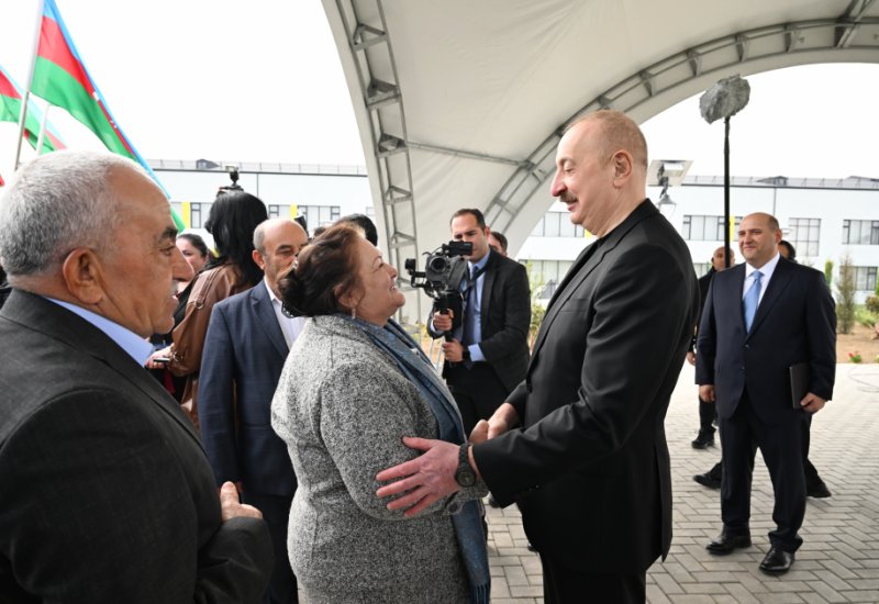 Prezident İlham Əliyevin və Birinci xanım Mehriban Əliyevanın Sarıcalı sakinləri ilə səmimi görüntüləri (FOTO)
