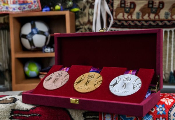 Bakıda təşkil olunacaq minifutbol üzrə dünya çempionatının medalları təqdim edilib (FOTO)