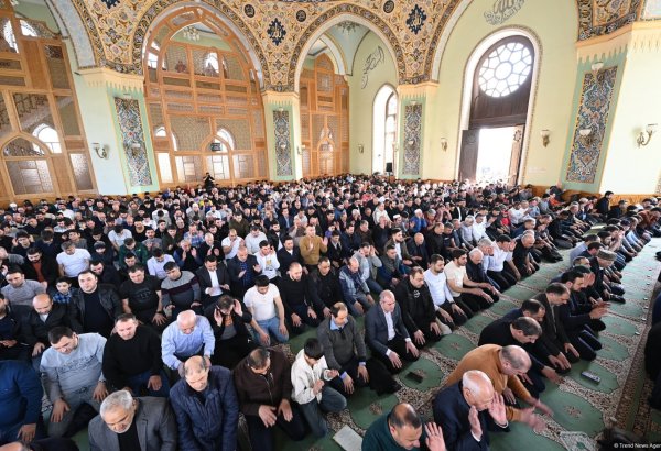 Təzəpir məscidində bayram namazı qılınıb (FOTO)