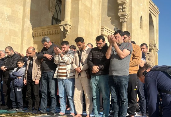 Məscidlərdə bayram namazı qılınıb (ƏLAVƏ EDİLİB) (FOTO)