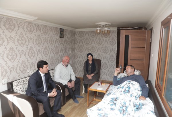 Xaçmazın icra başçısı müalicədən qayıdan şəhid atasını evində ziyarət edib (FOTO)