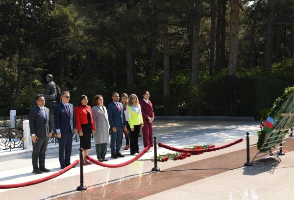 Venesuelalı parlamentarilər Ulu Öndərin məzarını və Zəfər parkını ziyarət ediblər (FOTO)