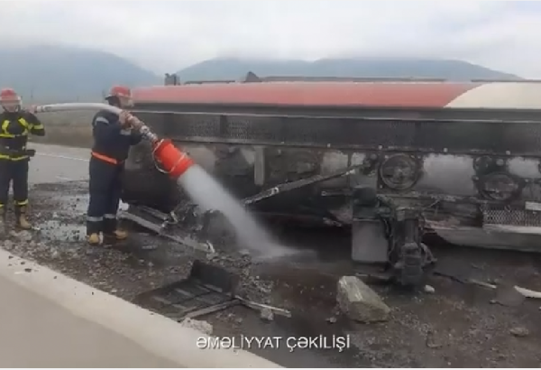 Siyəzəndə yanacaqdaşıyan avtomobil aşdı (VİDEO)