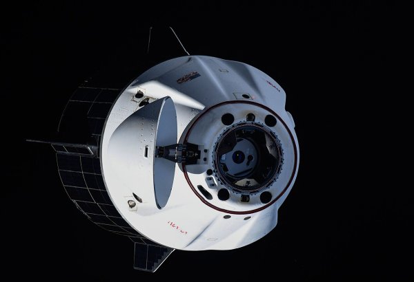 "Crew Dragon" gəmisi qütb orbital uçuşundan sonra Sakit Okeana eniş edib