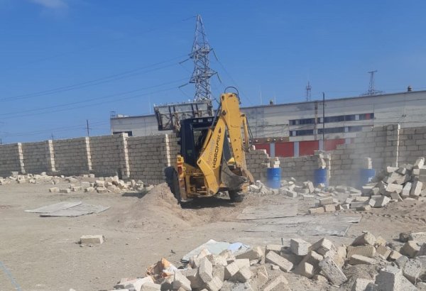 Sumqayıtda qanunsuz tikilən hasar sökülüb (VİDEO)