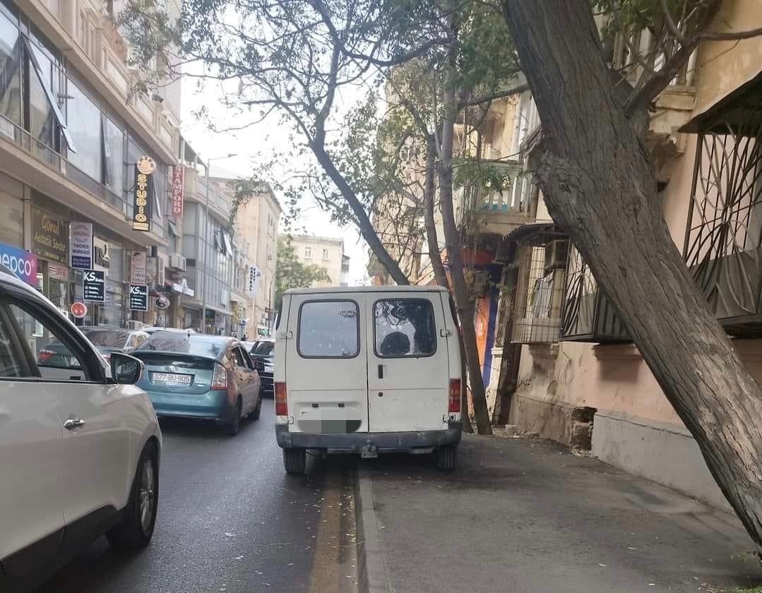 Bakı Şəhər DYP İdarəsi səkilərdə park edən sürücülərə müraciət edib (FOTO)