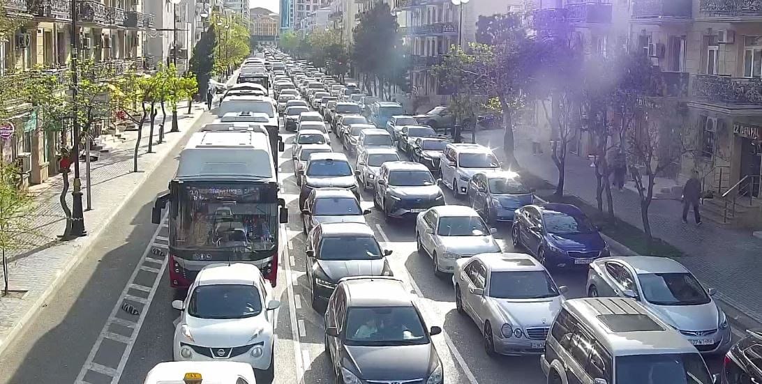 Sürücülərin NƏZƏRİNƏ: Bakıda bu yollarda sıxlıq var - SİYAHI (FOTO)