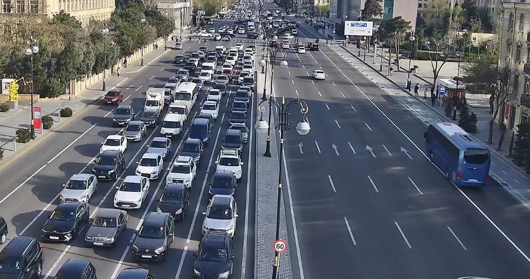 Sürücülərin NƏZƏRİNƏ: Bakıda bu yollarda sıxlıq var - SİYAHI (FOTO)