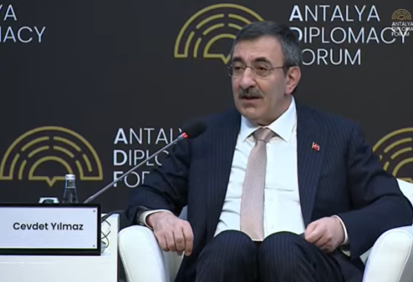 Cevdet Yılmaz qlobal problemləri həll etmək üçün ikitərəfli əməkdaşlığa çağırdı