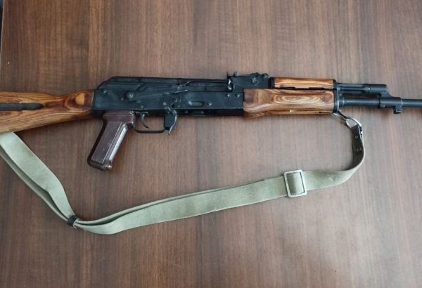 Paytaxt sakininin idarə etdiyi avtomobildən silah-sursat aşkarlandı