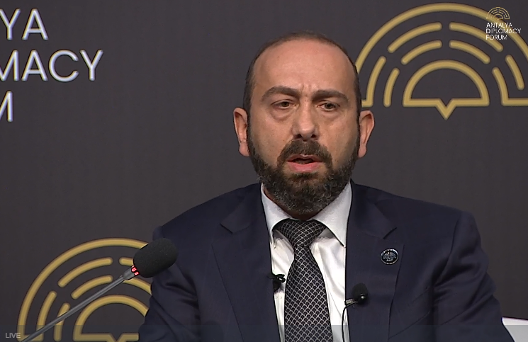 Lavrov bizim daxili işlərimizə qarışmasın - Mirzoyan