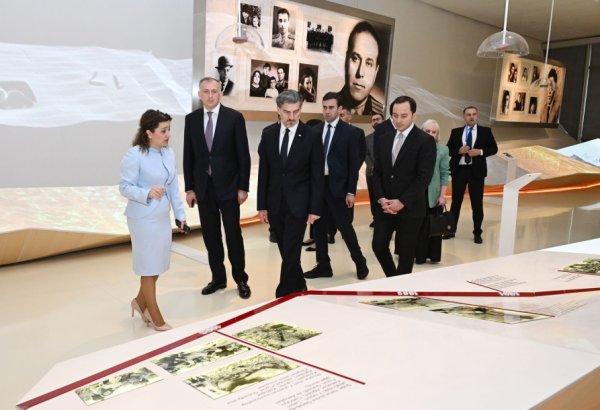 Gürcüstan Prezidenti Heydər Əliyev Mərkəzində olub (FOTO)