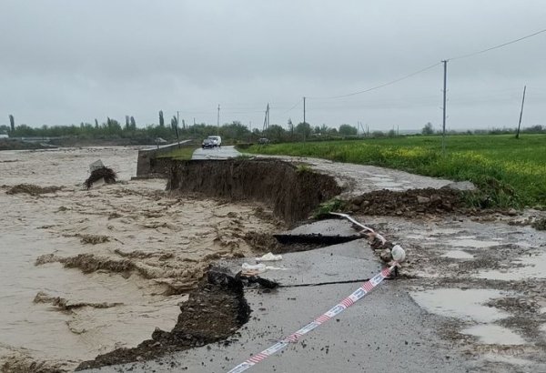 Sel suları Ağsuda avtomobil yolunu yararsız hala salıb (FOTO)