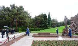 Gürcüstan Prezidenti Fəxri xiyabanda Ulu Öndər Heydər Əliyevin məzarını ziyarət edib (FOTO)