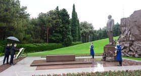 Gürcüstan Prezidenti Fəxri xiyabanda Ulu Öndər Heydər Əliyevin məzarını ziyarət edib (FOTO)