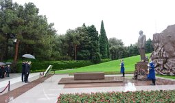 Gürcüstan Prezidenti Fəxri xiyabanda Ulu Öndər Heydər Əliyevin məzarını ziyarət edib (FOTO)