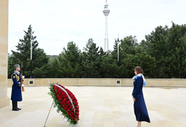 Sloveniya Baş nazirinin müavini Bakıda Şəhidlər xiyabanını və Mehdi Hüseynzadənin abidəsini ziyarət edib (FOTO)